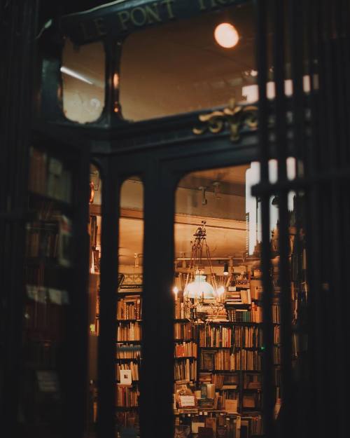 alternativepurple:… bookstore in Paris