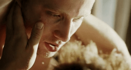 garotosdanight:  - A kiss speaks a thousand words. When you love someone, you feel safe in the arms of the one who makes you happy.  - Um beijo fala mais que mil palavras. Quando se ama alguém, você se sente seguro nos braços daquele que te faz feliz.