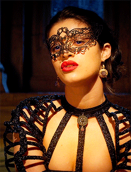 yennefercirilla:    Yennefer Costume Appreciation 10/?: Black Masquerade Dress 1.05   La amo 