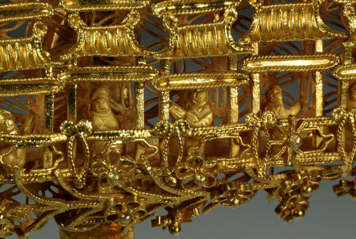 orientallyyours: Chinese hairpin in the form of a pagoda scene with tiny figures, made in woven gold