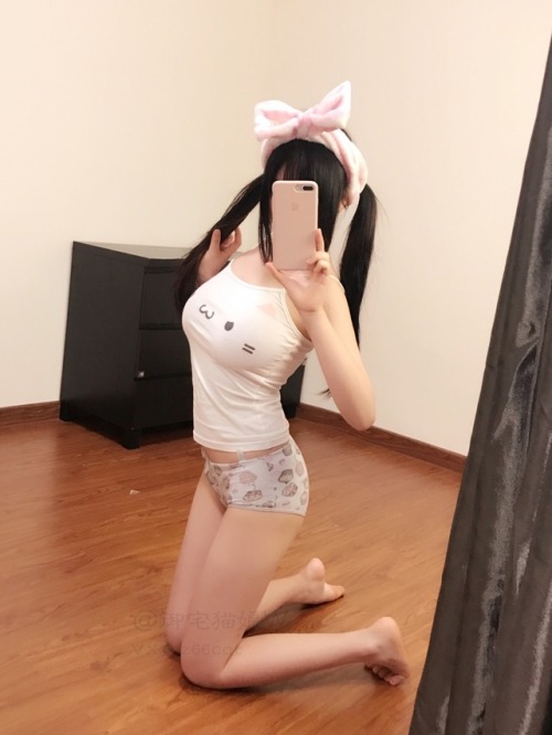 otakucat-loly: 小背心长这样➡️➡️➡️(๑• ω •๑) 求求你们把我吃了吧我不想上学 IG帐号：jdsnv（记得关注哦） 看着你，我的身体一天不如一天