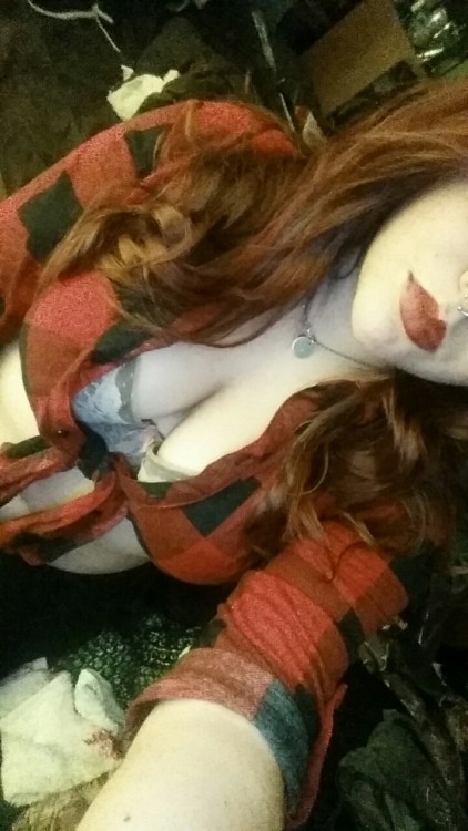 edgy-little:  I felt a little playful today!  Reblog with your kik and I’ll message you!  niptuck81 ;)