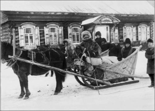 A peasant family going into exile to Khanty-Mansiysk (Siberia, 1929 -1931)