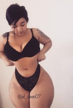 kingjazziedad:  DeliciouslySexy. CurvyLicious African Mami….. 💚 💙 💜 