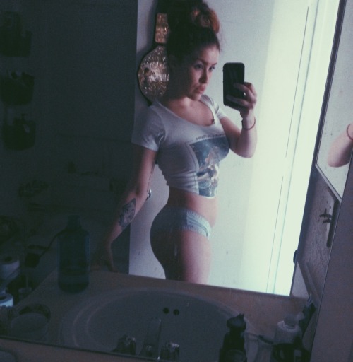 smaugthedestroyerr:  Hate my tum, love my ass