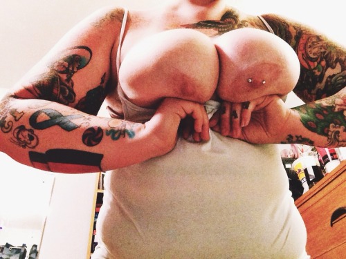 whalecupcakehatesyou:  Bungholes r us.