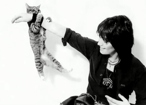 rainandhope:  Joan Jett with a cat.