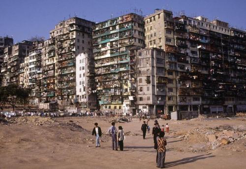 historicaltimes:  Outside of Kowloon Walled City, Hong Kong 1987 via reddit 
