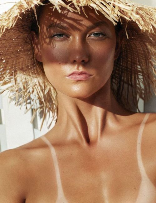 Karlie Kloss by Alique | Beauté: Le Soleil Á Découvert | Vogue Paris Beauty May 2019