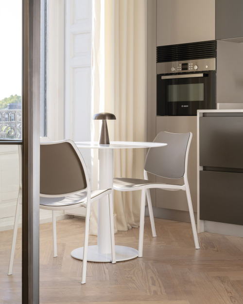  Dining with STUA Gas chairs paired with a Zero table. This Zero tables’s top is made with the new w