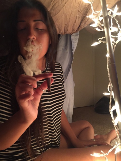 veraisastoner:  gnarlyvibess:  I roll a beautiful blunt❤️❤️❤️  you’re just beautiful