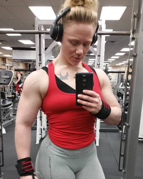 itsthelittlestunicorn: Grow stupid arms. Why you stay so small!? #bodybuilding #femalebodybuilder #f
