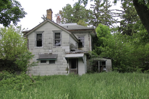 little-honeybeee: last love house No one lived here other then some farm cats