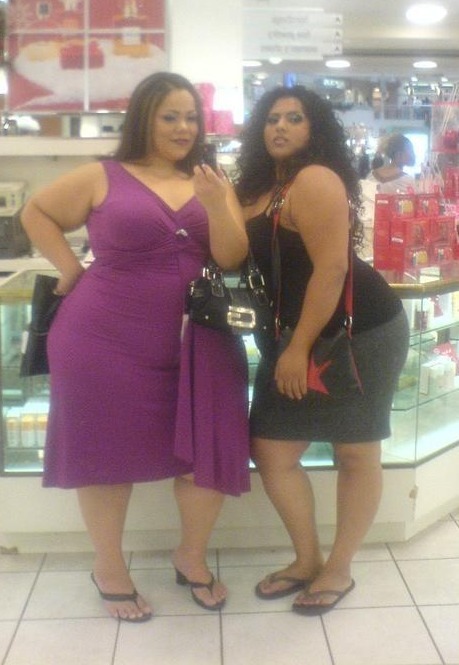 carolinacurvosity:  thigh-rubbers:  Damn! I’d like to try to tackle both of these two chicks!  Give me that big mama in that purple dress