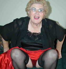 Granny gives us a nice upskirt shot of her crotch with red panties