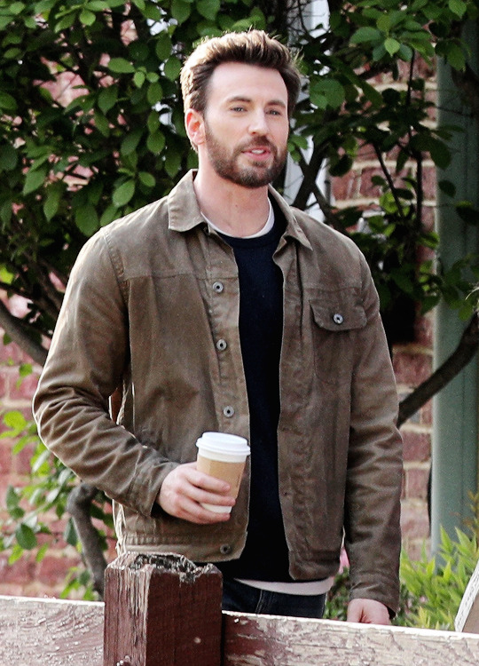 CHRIS EVANS - ON THE SET OF “GHOSTED” IN WASHINGTON, DC | 05/04/2022 CHRIS EVANS - ON THE SET OF “GHOSTED” IN WASHINGTON, DC | 05/04/2022