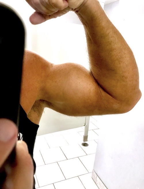 marriedandbi2:  Up early to meet the trainer. BLEW shoulders, biceps and triceps!!! Now showered and off to the hardware store. Commando as always on the weekends. Let’s see what kind of trouble I can find looking at “hardware”. 😈