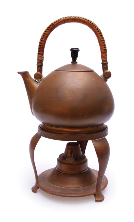 Peter Behrens, tea kettle, 1909. Brass. A. Jüst, Berlin. Herr Auktionen