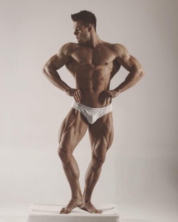 whitepapermuscle:Ondrej Kmostak