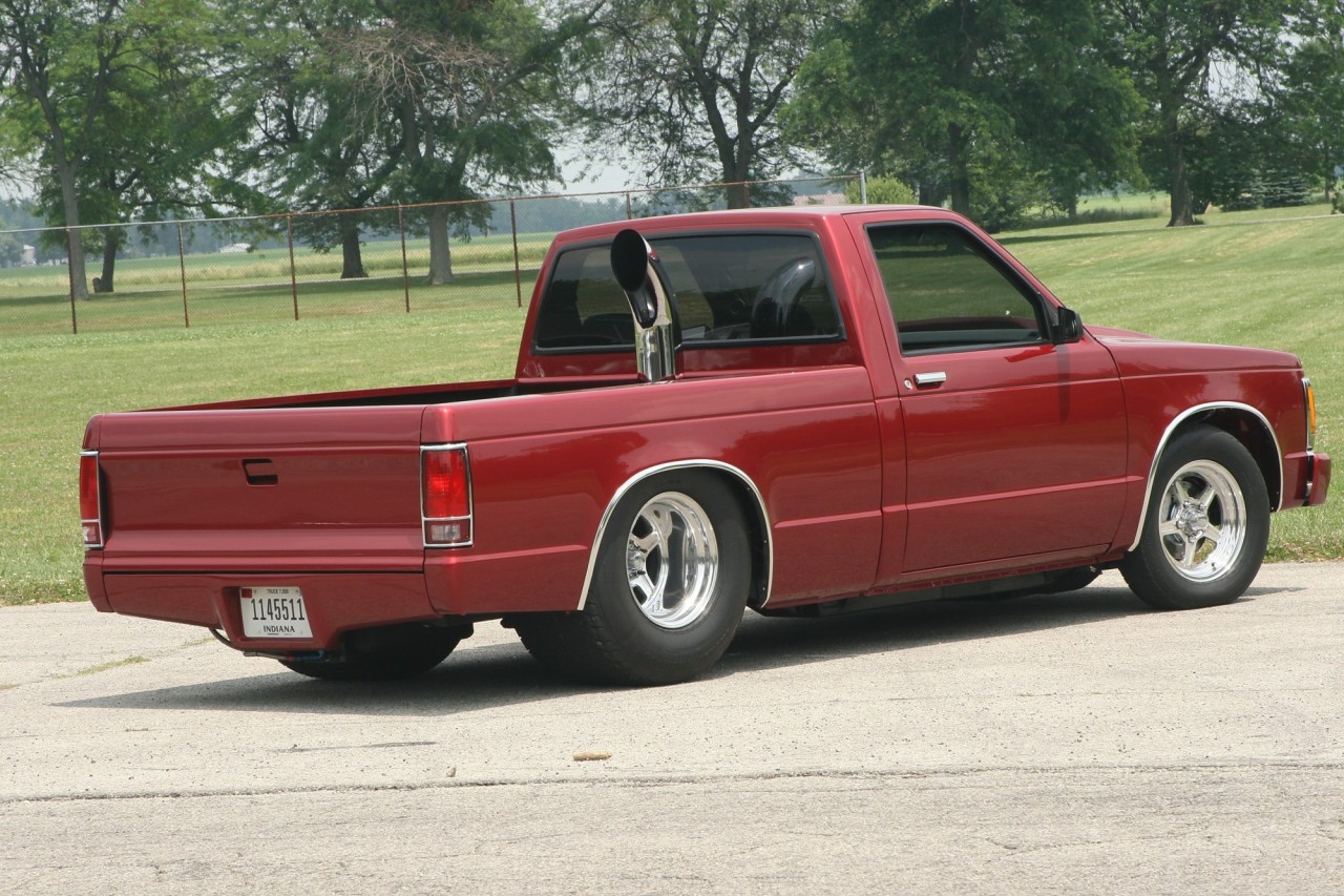 a-modest-mans-only-rebel-son:  dieselnuts:  S10 12 valve  Looks like a 4bt. 