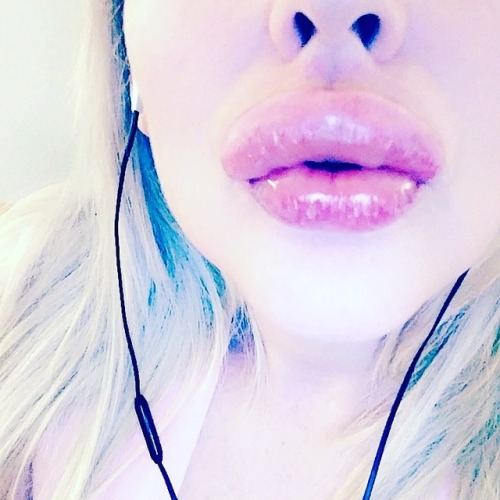 spoiledbimboprincess: Did some lip pumping last night. What do u guyz think?