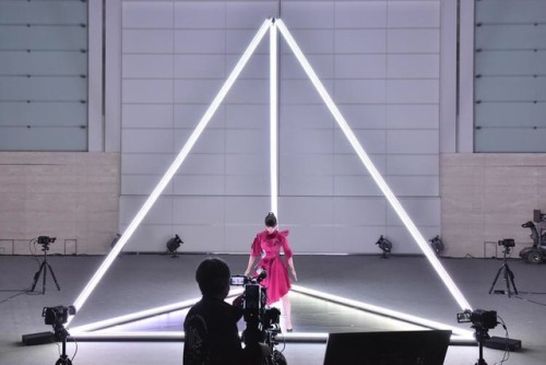 mikietsang: Perfumeが初めて「ひとり」で描いた「3人」の進化と絆。世界をつなぐdocomoとのコラボを「現場」で観た: https://rockinon.com/news/detail/169309.amp