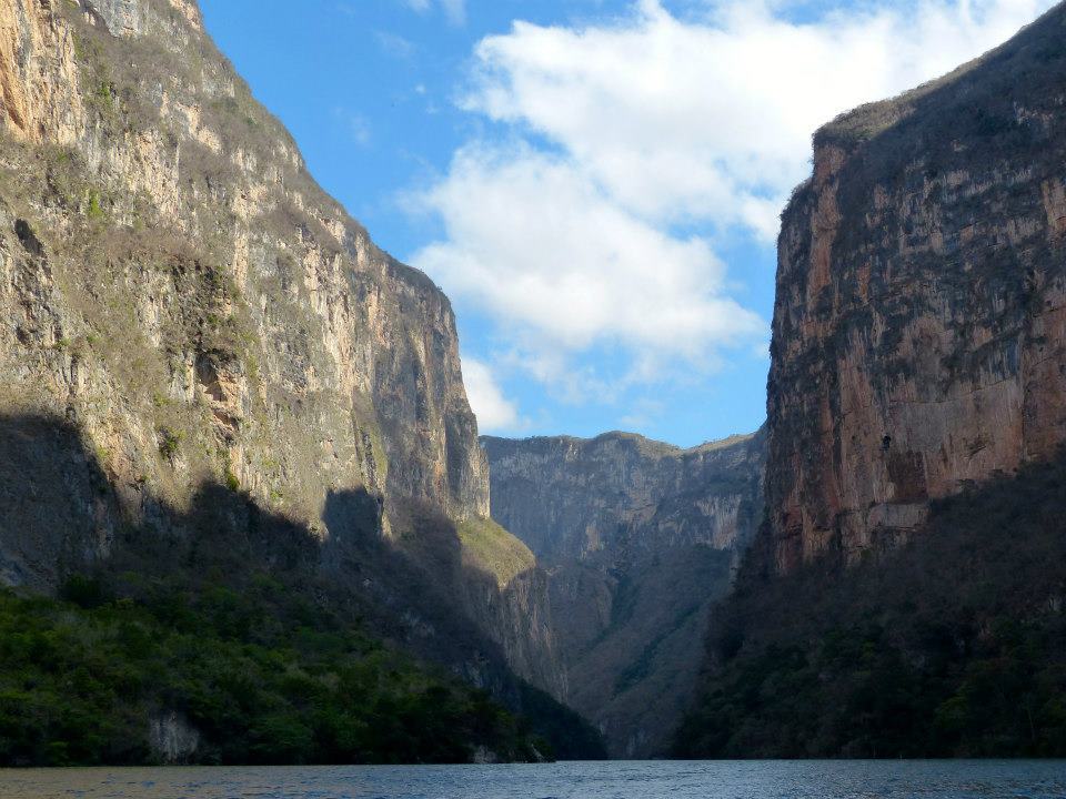 Mercredi 27 mars
Jour 6, Cañon del Sumidero & San Cristobal de las Casas
>Partie 1: Cañon del Sumidero
Après plus de dix heures de bus (moins de 600km), nous arrivons à notre première étape du Chiapas, le cañon del Sumidero. Commençons tout d'abord...