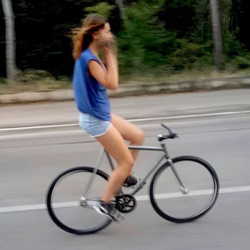 fixiegirls:  @gutta.cavat.lapidem bike: #affinity #fixiegirl #fixedgear 
