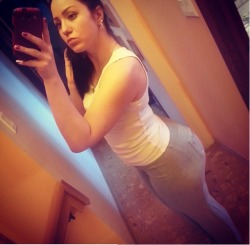 iseebigbooty:  Gotta love tight jeans and