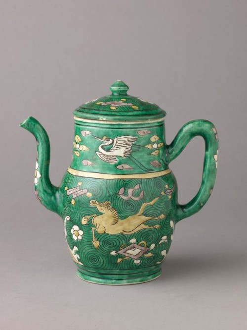 Covered ewer from the Qing Dynasty. Porcelain painted in enamels on the biscuit. Height with lid: 17