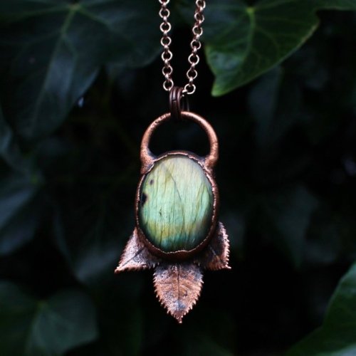 Labradorite Leaf Pendant✨ Labradorite crystal adorned with 3 leaves that have been dipped in copper,