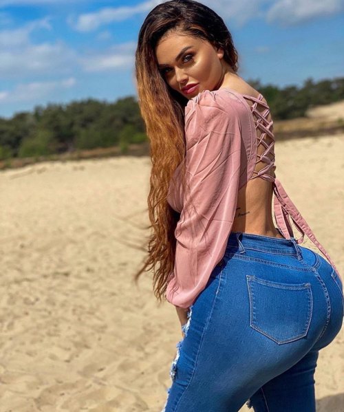 Espectacular @emilyreginaofficial #emilyregina #jeans #sexy #perfect #curves #bootyjeans #jeanslover