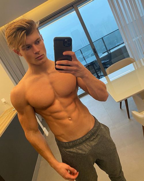 Guys-Moments:leo  Stuke