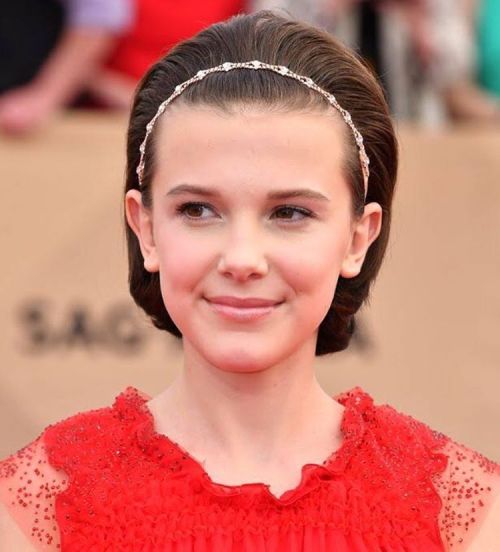 Another look at Stranger Thing’s @milliebobby_brown wearing the Rosita Choker as a headwrap at last nights #SAGAwards. Congrats for winning best ensemble in a drama series 👏! #jenniferbehr