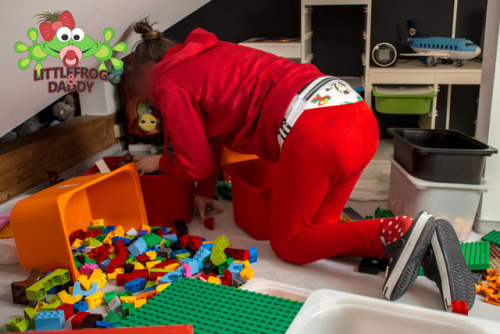 littlefroganddaddy: … the next morning, I couldn´t finish building my lego zoo, because I fell asleep yesterday. So I have to continue today. But unfortunately I was interrupted again, because Daddy said, I would need a fresh diaper. 