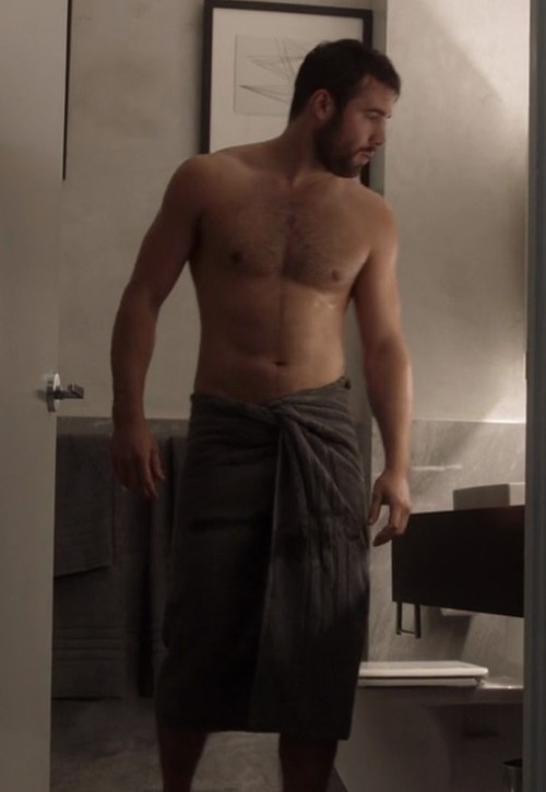 hotashellcelebmen: More here : http://shirtlessmenontheblog.blogspot.fr/2017/03/joshua-bowman-shirtless_13.html#more 