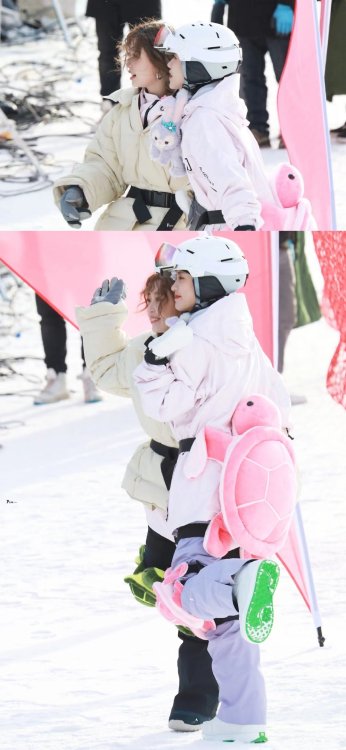 Photo credit: PINE·陆柯燃 These pictures of Keran and Shuxin snowboarding (or trying to learn how to sn