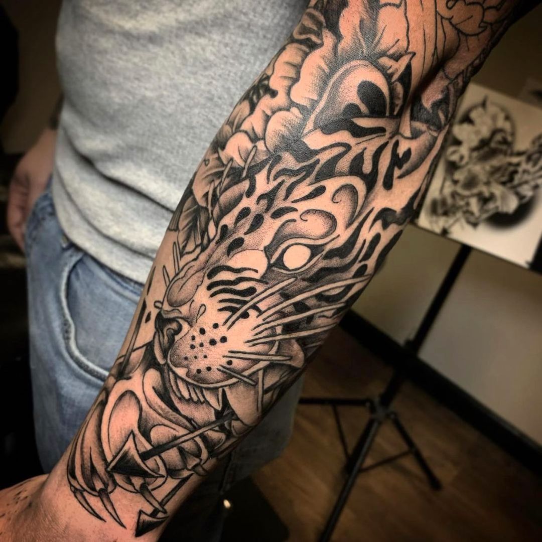 Super cool and masculine forearm tattoo ideas and designs for men