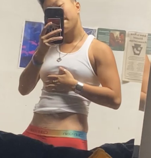 daddyisatitlenotagender:Just vibing 