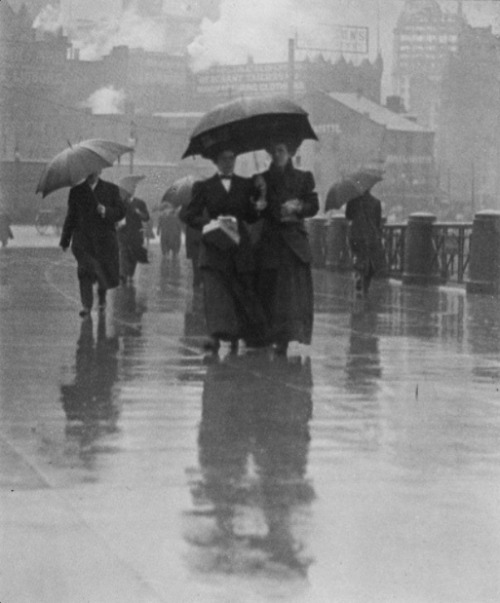 hauntedbystorytelling:Robert L. Sleeth :: Rainy day in Pittsburg, ca. 1907 / via semioticapolypse