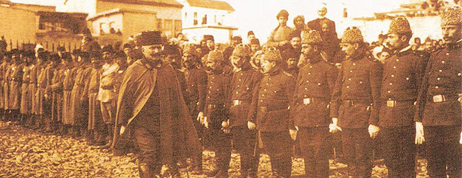 ÇÖL KAPLANI FAHREDDİN PAŞA
Haziran 1916’da İngiliz müfsitlerin telkinleriyle ayaklanan Şerif Hüseyin’e bütün İslâm âlemi tepki göstermiş; ama o, ihanetinden dönmemişti. Kendince bahaneler bulmuştu bu menfî hareketine… Osmanlı’yı İngilizlerin yanında...