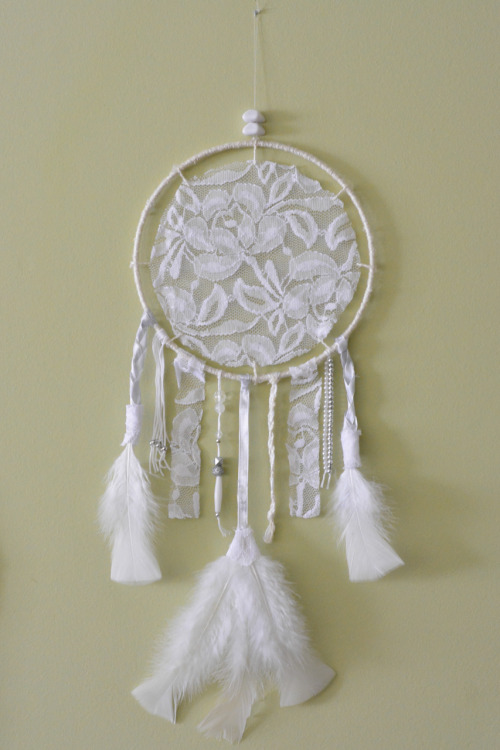 First of many DIYs for my wedding! These are the bridal party invites and dreamcatchers that i desig