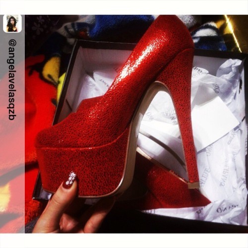 Red heels repost from @angelavelasqzb #red #rojo #sexy #miamor #regalitos #presents #bestsweet #hap