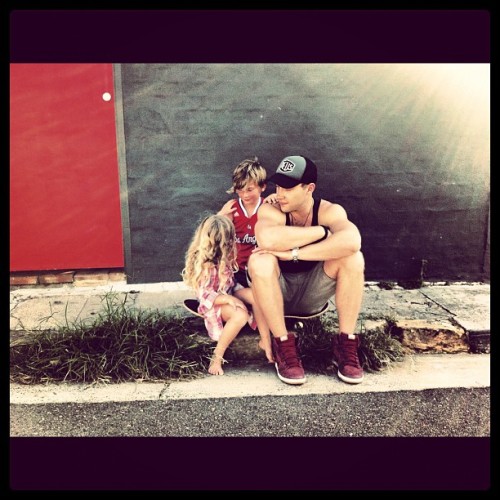 silentwilight: Jai Courtney with his godchildren Jesse &amp; Indi Whitfield (Andy Whitfield&rsqu