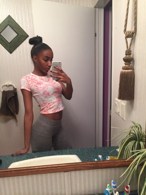 bumbarbie:  stopped wearing makeup started drinking water  stopped fuckin wit lames  now I’m gettin hotter 💋