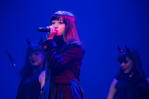 unknown634:  本日3月3日、「セーラー服と機関銃 -卒業-」のライブ付き公開直前イベントが東京・品川プリンスホテル クラブeXにて行われ、主人公・星泉を演じた橋本環奈が登壇した。 「めだか組