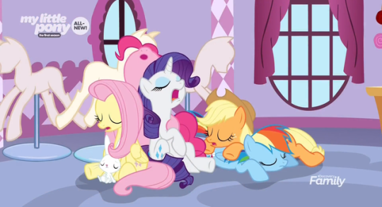 zapple-love:    Omgomgomg AHHHHHHHHHHH, AJ is sleeping on top of Dashie!!!!! This is a dream come true, I’ve always wanted something like this💗💗💗💗💗 This episode is truly amazing, I frickin’ love these two. As for Yona and Sandbar, looks