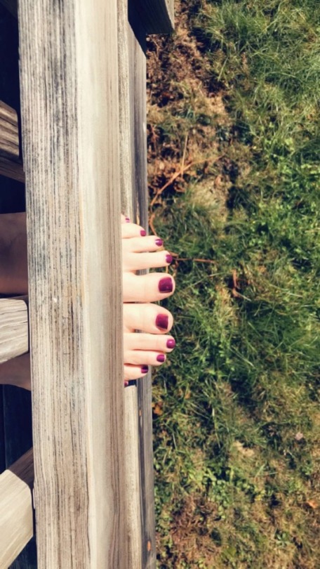 kissabletoes:  Nothing like a sexy toe peak to start your day 🖤