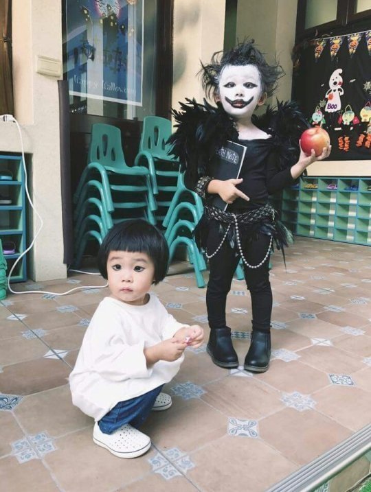 ramenuzumaki:  Do you remember this little girl? 😂 Well, this time SHE’S BACK AS RYUK FROM DEATH NOTE AND HER LITTLE SISTER AS L FOR HALLOWEEN!!! This is amazing omg 😍😂 (Source: 1•2 ) 