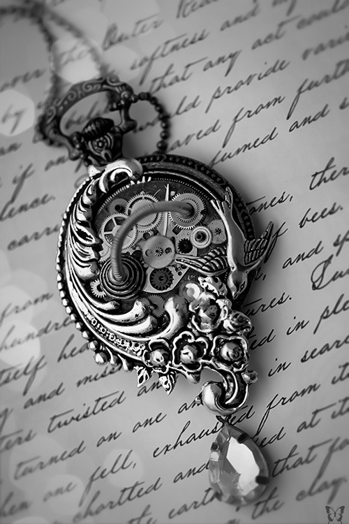 whitesoulblackheart:  Victorian by GoddessOvDoom ©(Please leave credit … Ƹ̴Ӂ̴Ʒ)   